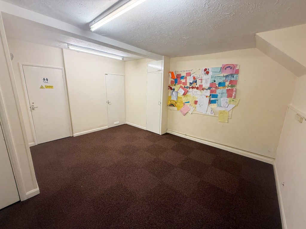 Lot: 59 - FORMER BAPTIST CHURCH WITH POTENTIAL - Room 1